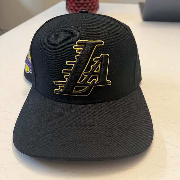 Men’s cap bundle. - Picture 2 of 6